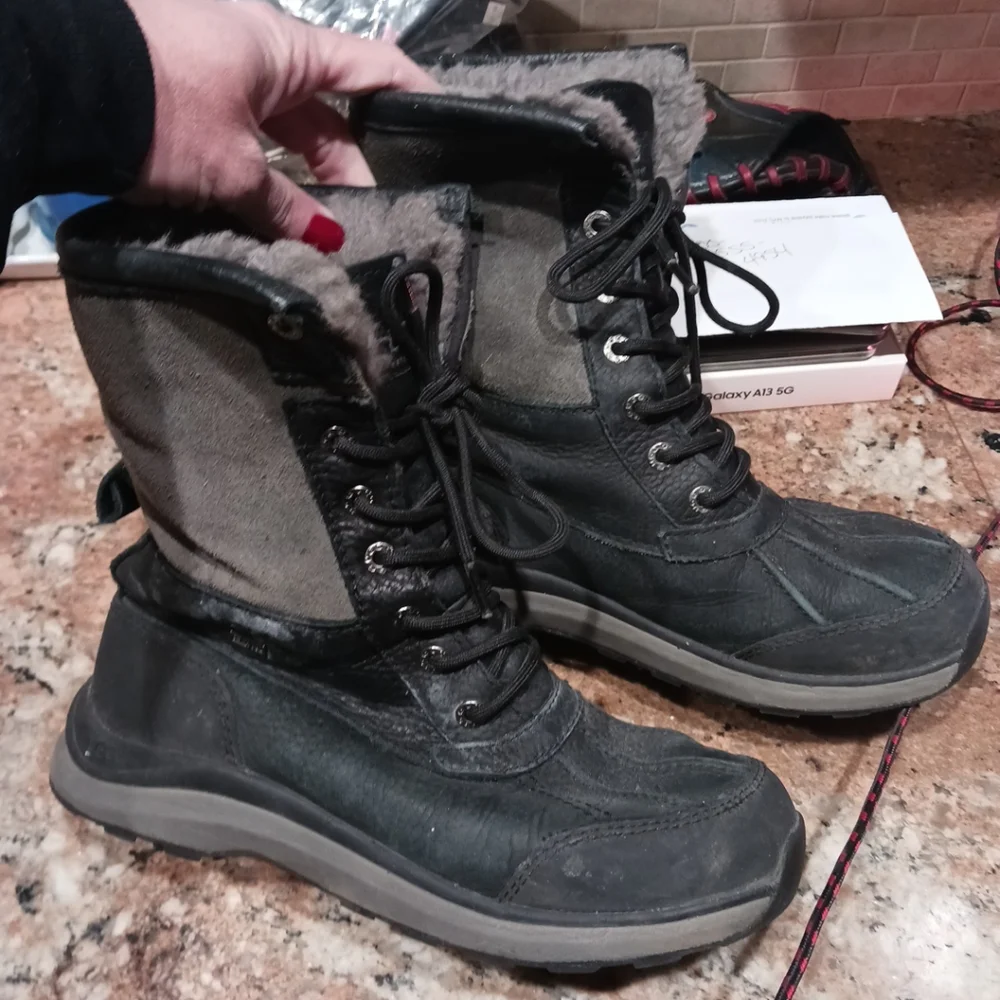 UGG Women's Adirondack III Black Grey Waterproof Leather Snow Boots. Size 8 - Picture 3 of 11
